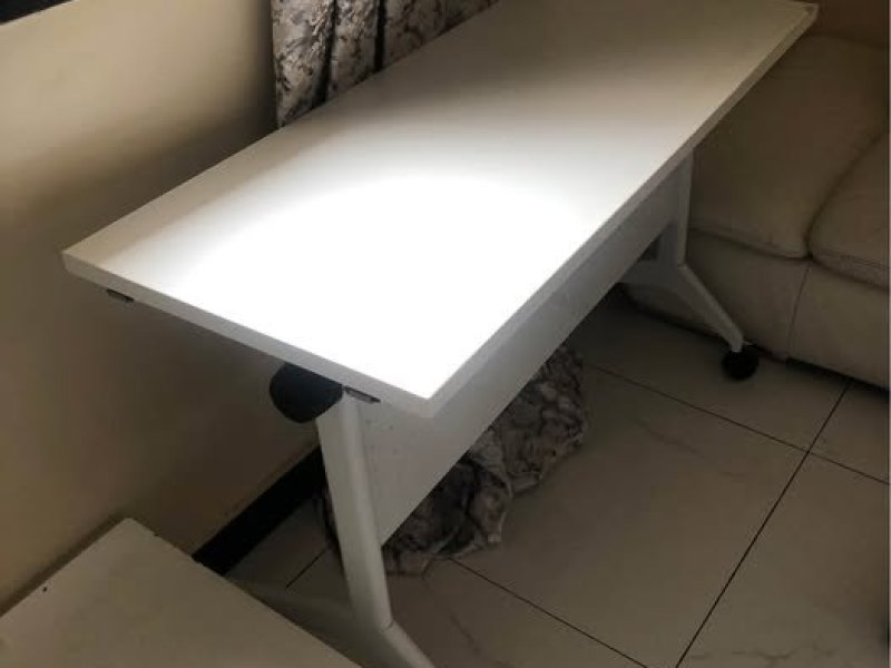 table-de-bureau-pliante-et-mobile-sur-roulettes-gain-de-place