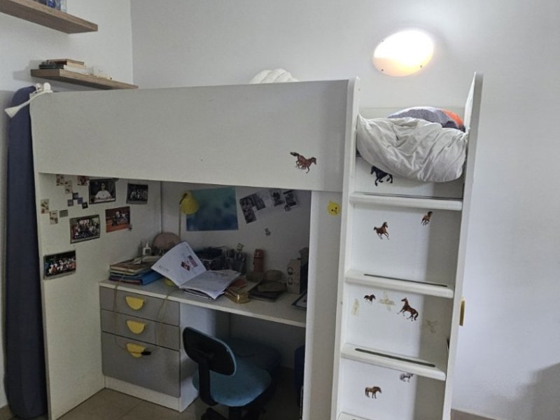 lit-mezzanine-blanc-enfant-ou-ado-avec-grand-bureau-integre-et-rangements