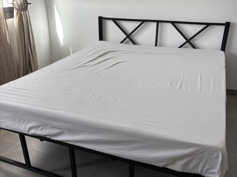 lit-en-metal-avec-matelas-en-mousse