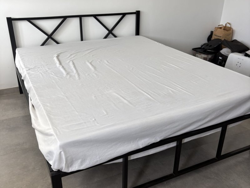lit-en-metal-avec-matelas-en-mousse-small-1